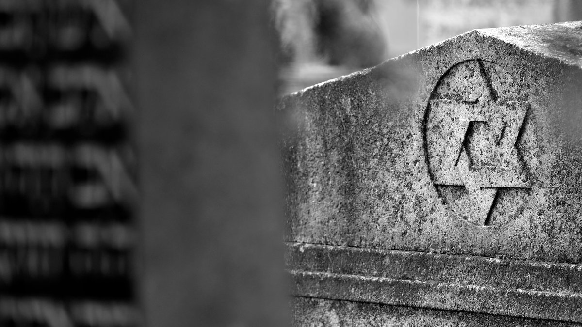 Judenstern auf einem Grabstein auf einem jüdischen Friedhof in Bayern