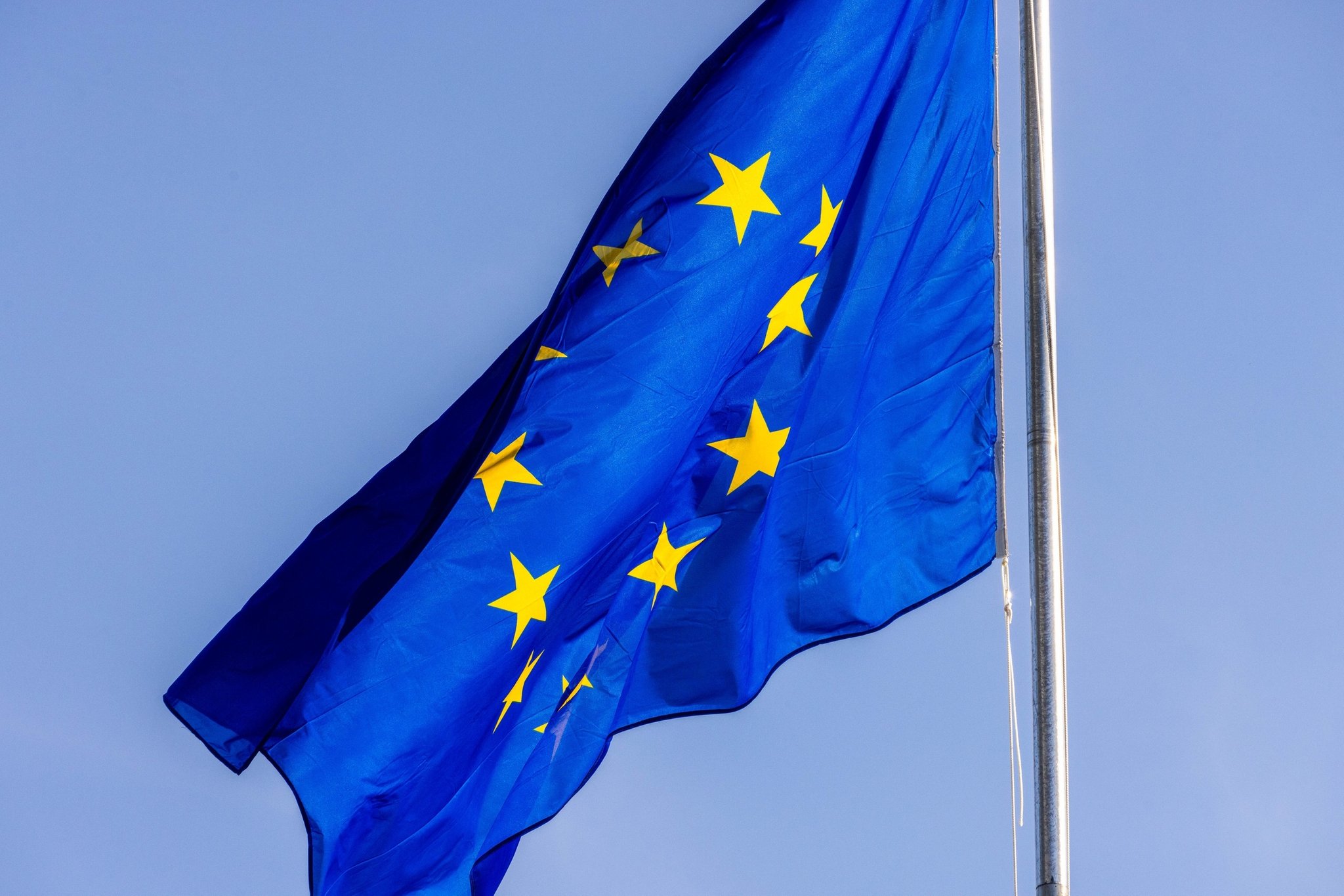 ARCHIV - 05.10.2022, Frankreich, Straßburg: Die Flagge der Europäischen Union weht vor dem Gebäude des Europäischen Parlaments in Straßburg. (zu dpa: «Umfrage: Attraktivität der EU als Unternehmensstandort ist gesunken») Foto: Philipp von Ditfurth/dpa +++ dpa-Bildfunk +++