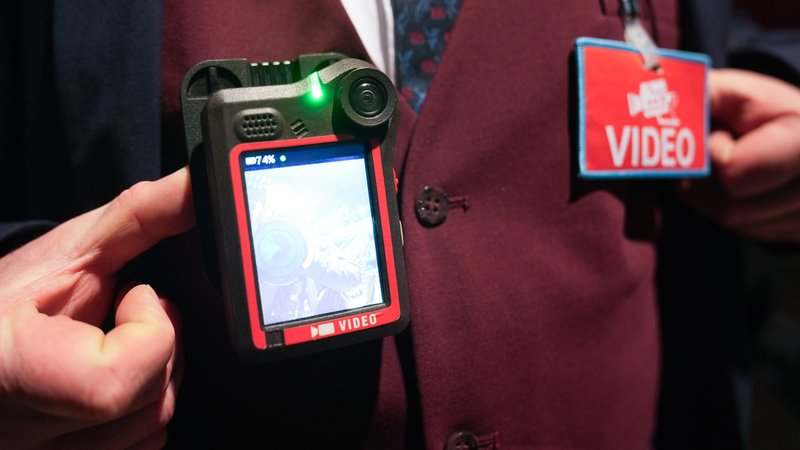 Kundenbetreuer der Deutschen Bahn trägt eine Bodycam | Bild: picture alliance/dpa | Marcus Brandt Kundenbetreuer der Deutschen Bahn trägt eine Bodycam