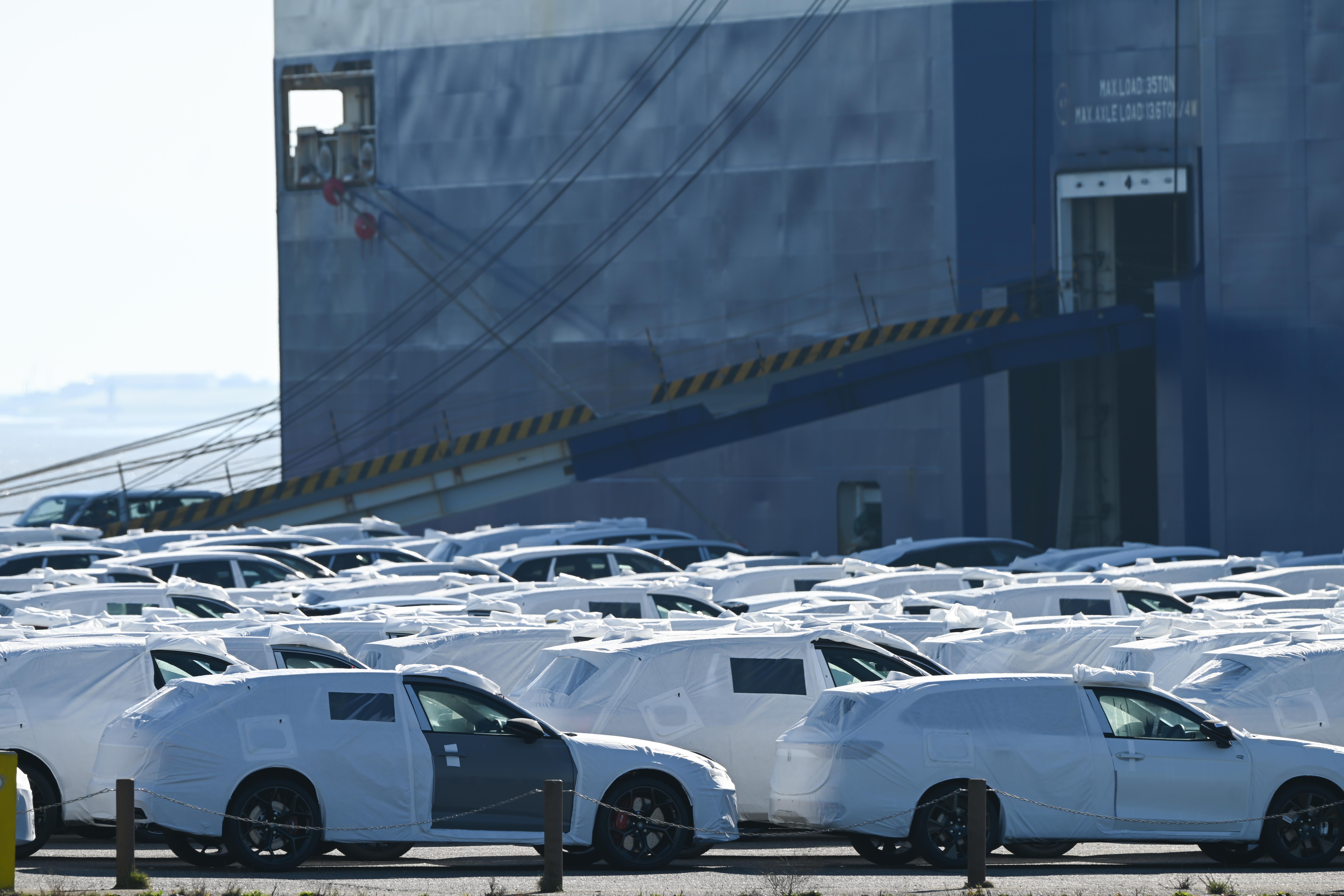Zahlreiche Neuwagen der Marken Volkswagen und Audi stehen zur Verladung im Hafen bereit.