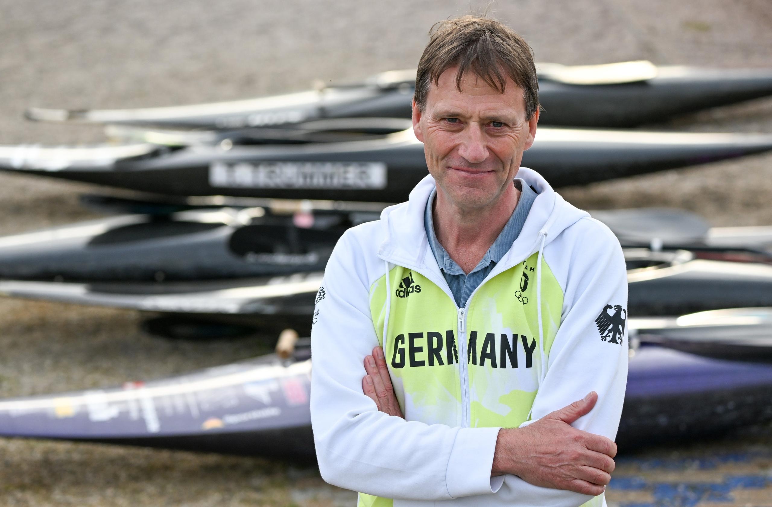 28.04.2024, Sachsen, Markkleeberg: Kanu: deutsche Olympia-Qualifikation Kanuslalom. Klaus Pohlen, Kanuslalom Cheftrainer, lächelt nach dem Wettkampf. Foto: Hendrik Schmidt/dpa +++ dpa-Bildfunk +++