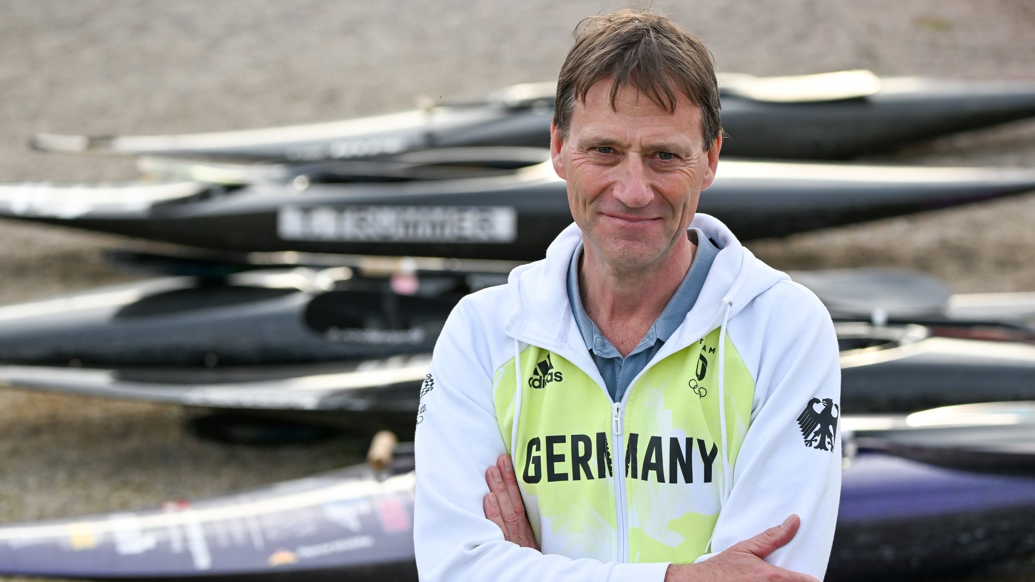 28.04.2024, Sachsen, Markkleeberg: Kanu: deutsche Olympia-Qualifikation Kanuslalom. Klaus Pohlen, Kanuslalom Cheftrainer, lächelt nach dem Wettkampf. Foto: Hendrik Schmidt/dpa +++ dpa-Bildfunk +++