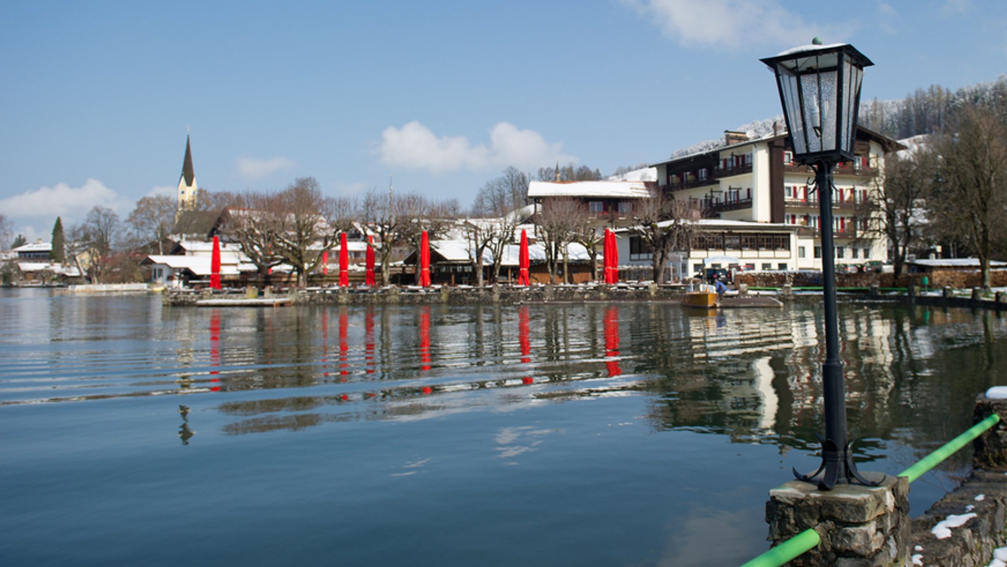 Blick auf das Hotel "Schlierseer Hof" am Ufer des Schliersees (Archivbild)