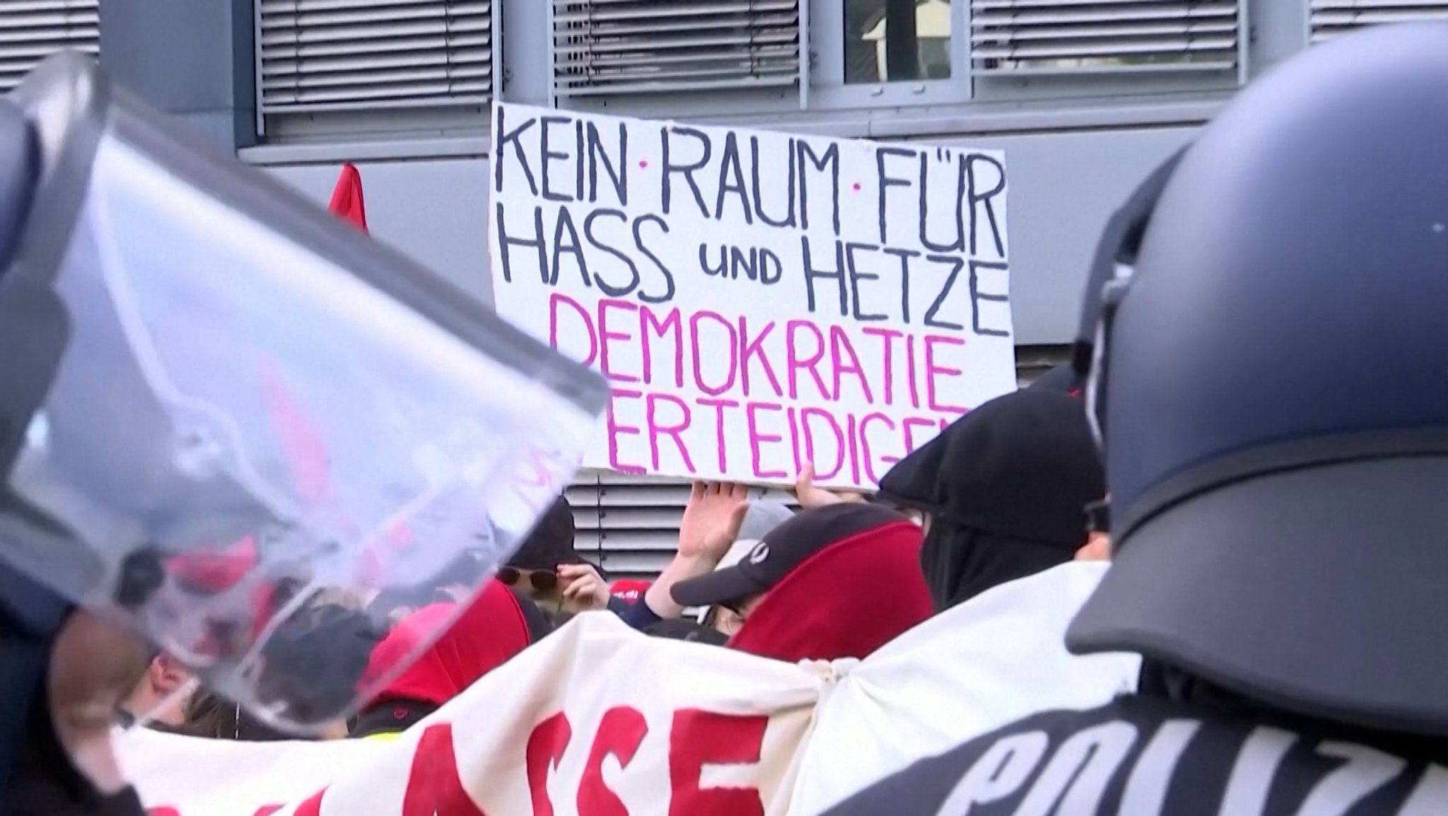 VIDEO: Großeinsatz für Polizei: Proteste gegen AfD bei Parteitag