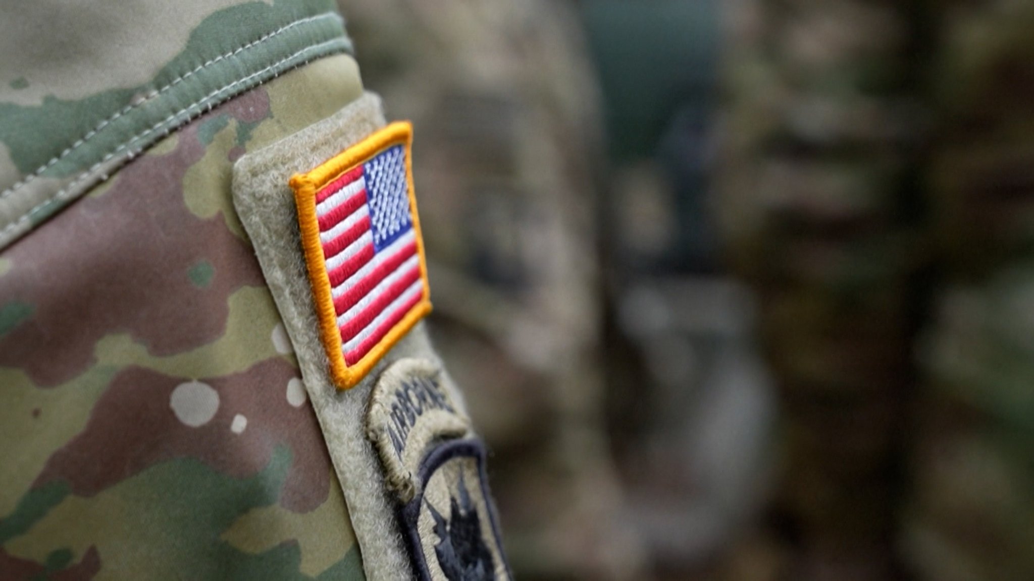 Nahaufnahme der Schulter eines Soldaten in Tarnfleck mit einem US-Flaggen-Patch.
