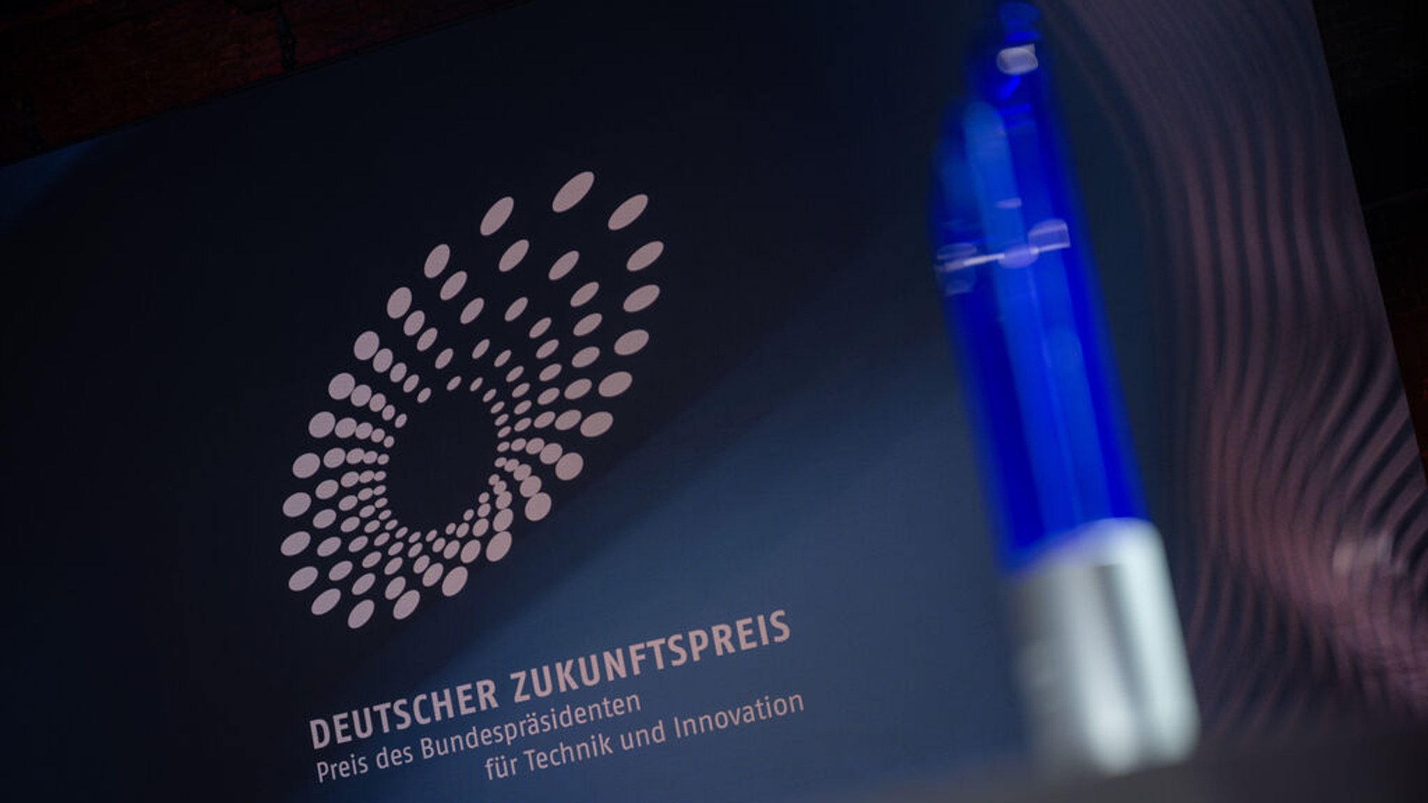 22.11.2023, Berlin: Der Schriftzug "Deutscher Zukunftspreis" steht w·ährend der Verleihung des Deutschen Zukunftspreises 2023 auf einer Leinwand. Foto: Sebastian Christoph Gollnow/dpa +++ dpa-Bildfunk +++