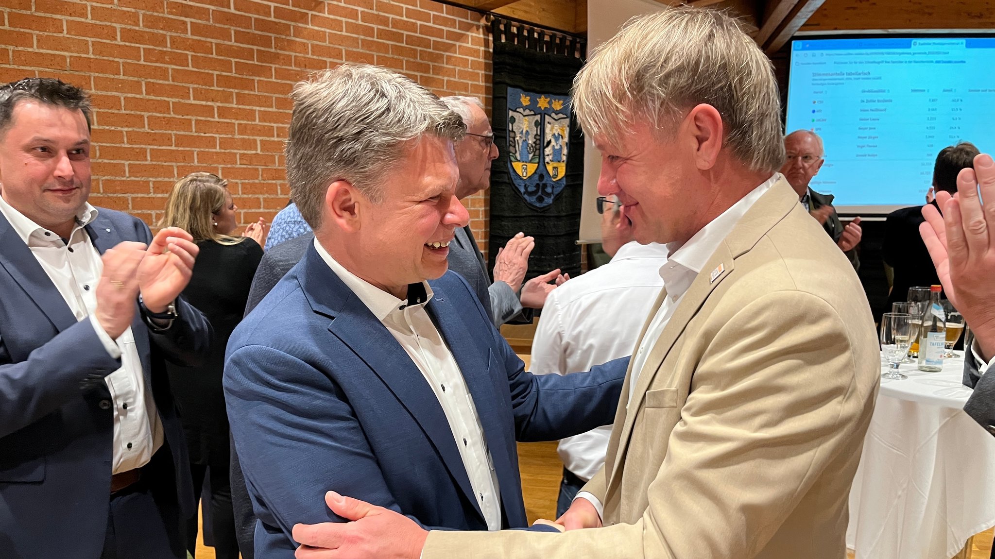 Benjamin Zeitler, CSU-Kandidat in Weiden, nimmt Gratulationen von OB-Kandidat Jürgen Meyer (Bürgerliste) entgegen.