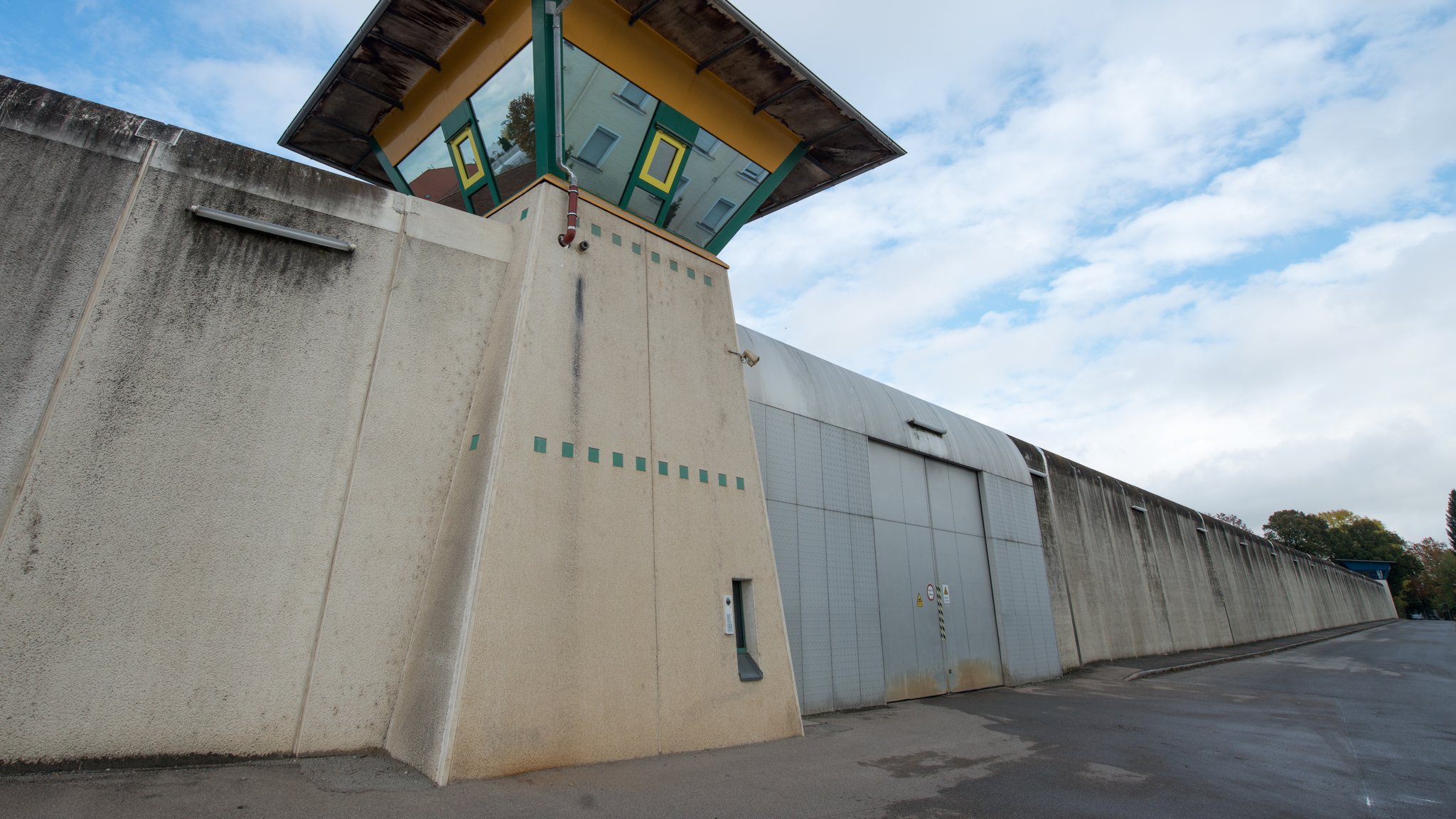 Wachturm und Tor der Justizvollzugsanstalt in Straubing