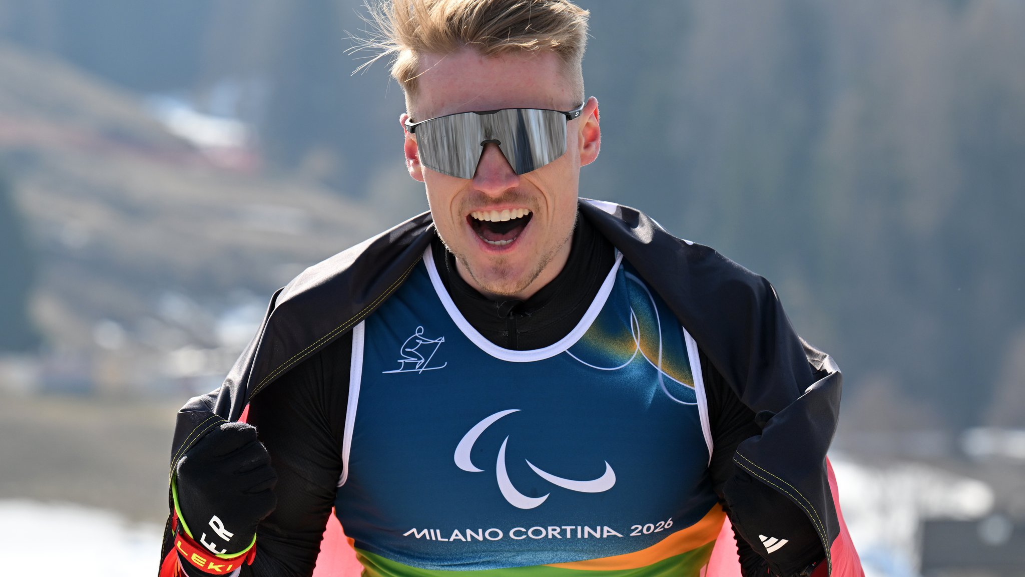 Sebastian Marburger, Para Langläufer, jubelt nach seiner Silbermedaille