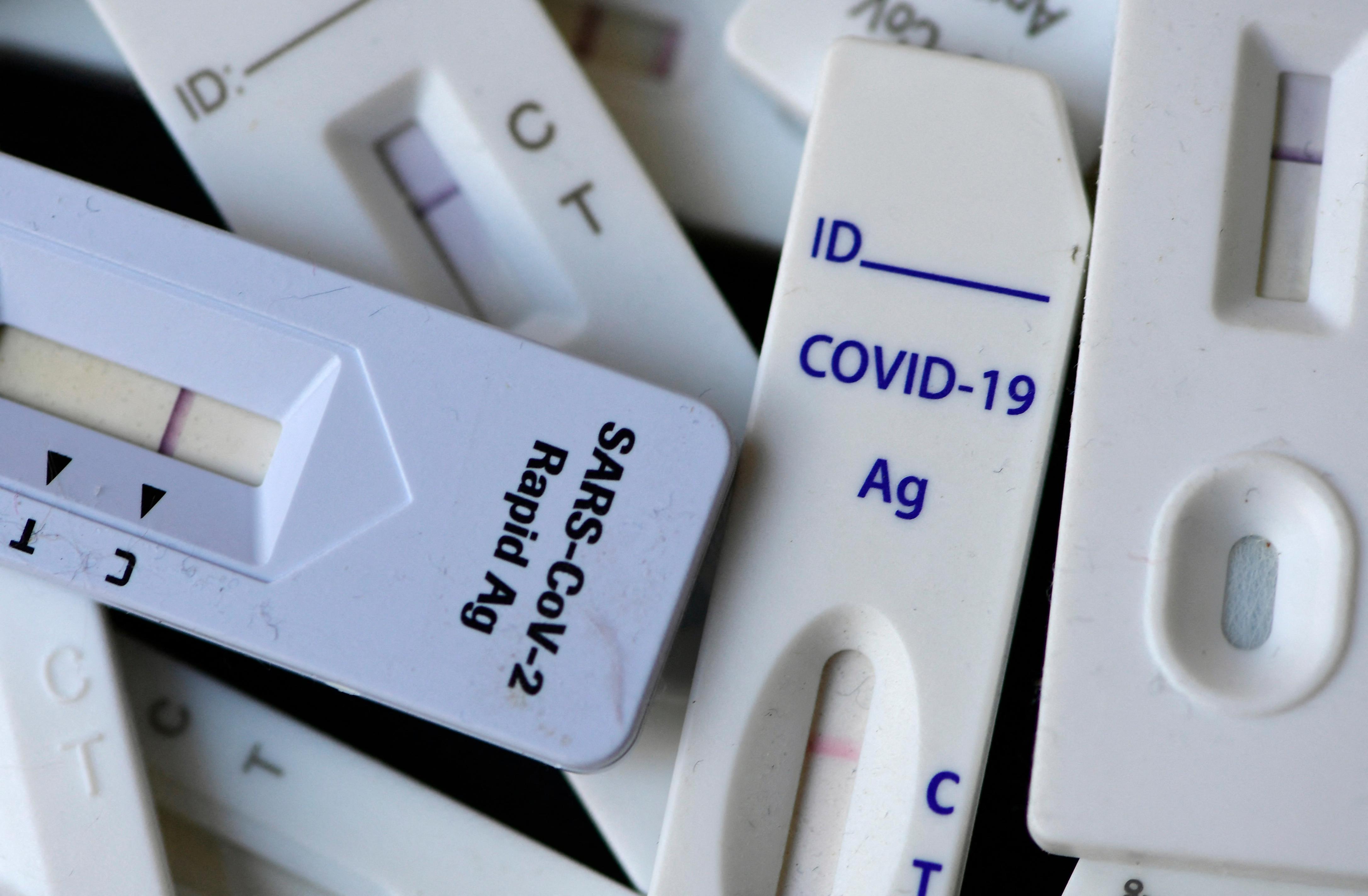 Verschiedene Schnelltests liegen auf einem Haufen.