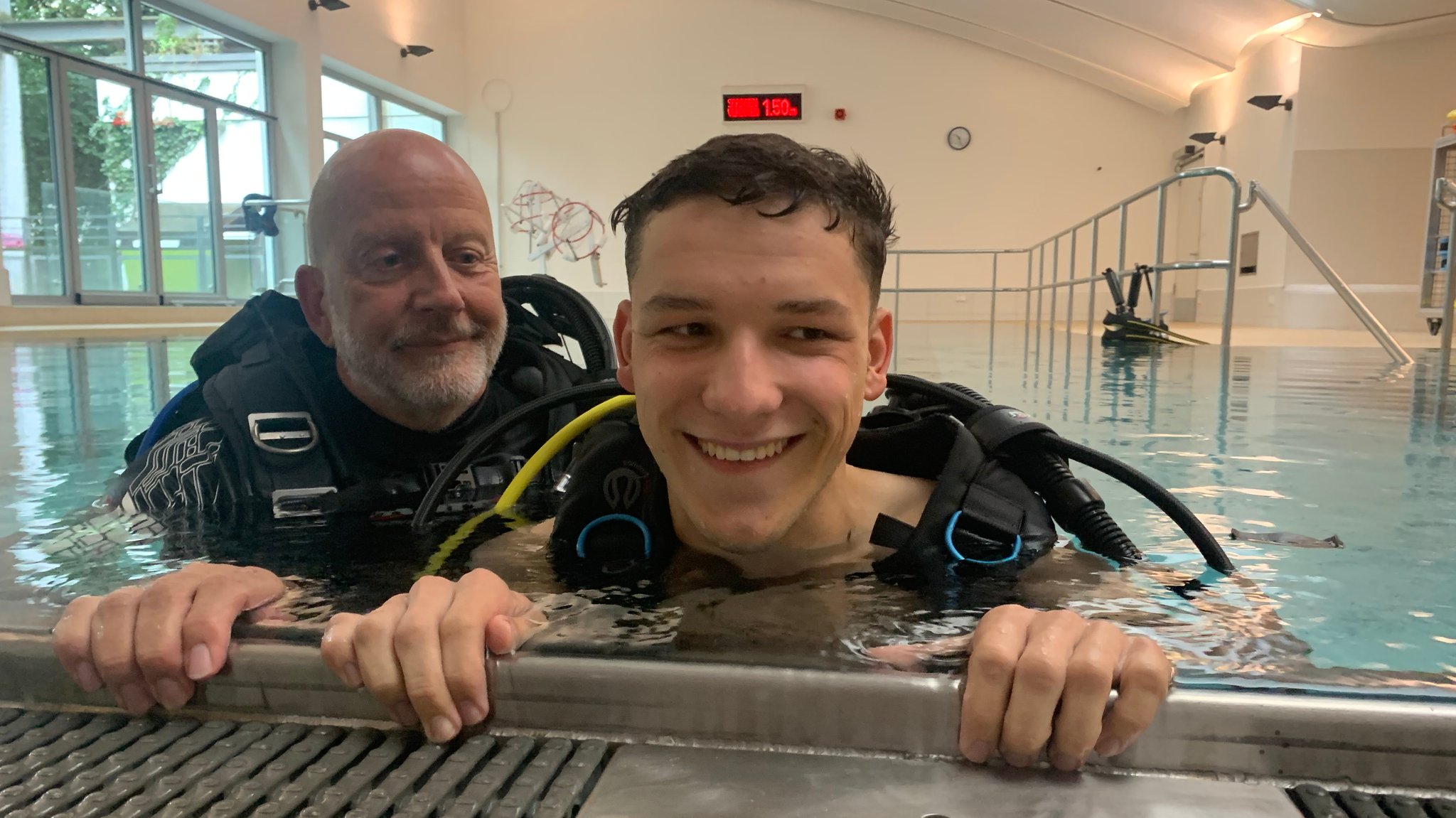 Julian Reger mit seinem ehrenamtlichen Tauchlehrer Manfred van Appeldorn im Schwimmbad der Pfennigparade in München. 