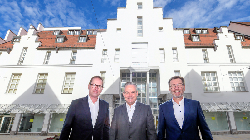 Oberbürgermeister Christian Scharpf mit den IFG Vorständen Georg Rosenfeld und Norbert Forster vor dem Kaufhof-Gebäude in Ingolstadt. | Bild: Stadt Ingolstadt / Roessle Oberbürgermeister Christian Scharpf mit den IFG Vorständen Georg Rosenfeld und Norbert Forster vor dem Kaufhof-Gebäude in Ingolstadt.