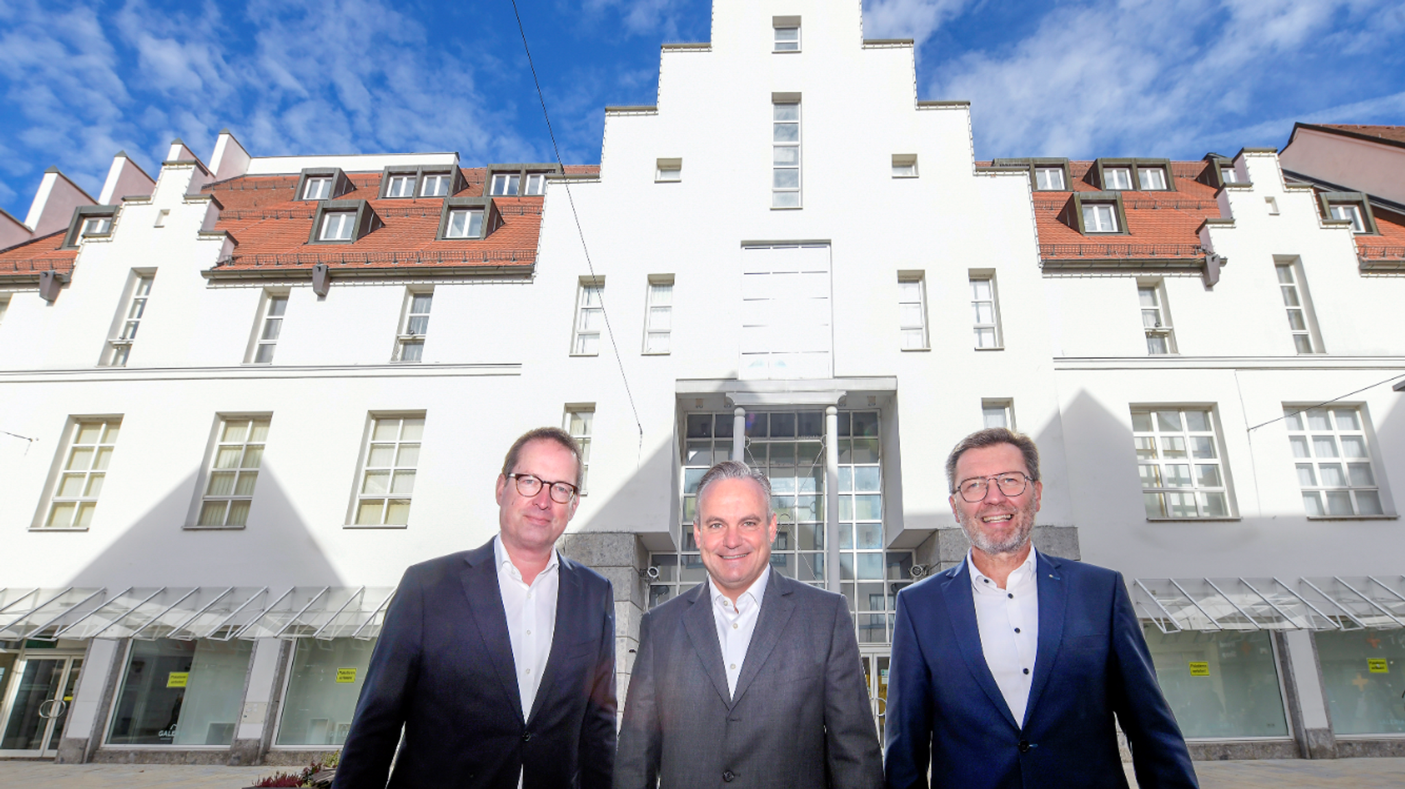 Oberbürgermeister Christian Scharpf mit den IFG Vorständen Georg Rosenfeld und Norbert Forster vor dem Kaufhof-Gebäude in Ingolstadt.