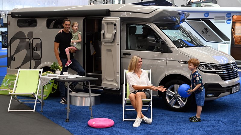 Schöne heile Camping-Welt? Eine Messe-Familie auf der Camping-Messe in Hannover, im Jahr 2022 | Bild: dpa/pa/Federico Gambarini Schöne heile Camping-Welt? Eine Messe-Familie auf der Camping-Messe in Hannover, im Jahr 2022