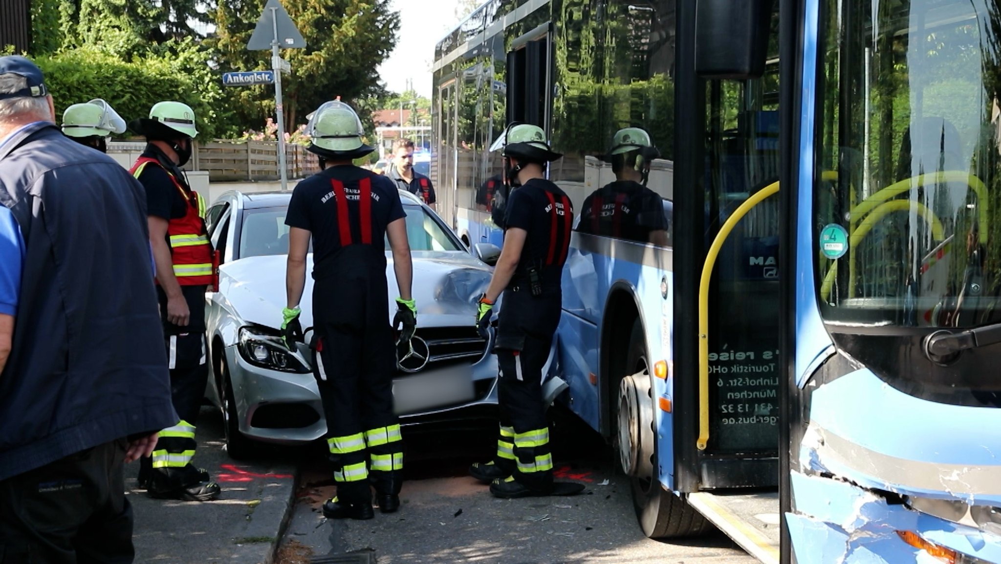 Unfall mit Linienbus in München: Kita-Gruppe an Bord | Bild: Bayerischer Rundfunk 2025 Unfall mit Linienbus in München: Kita-Gruppe an Bord