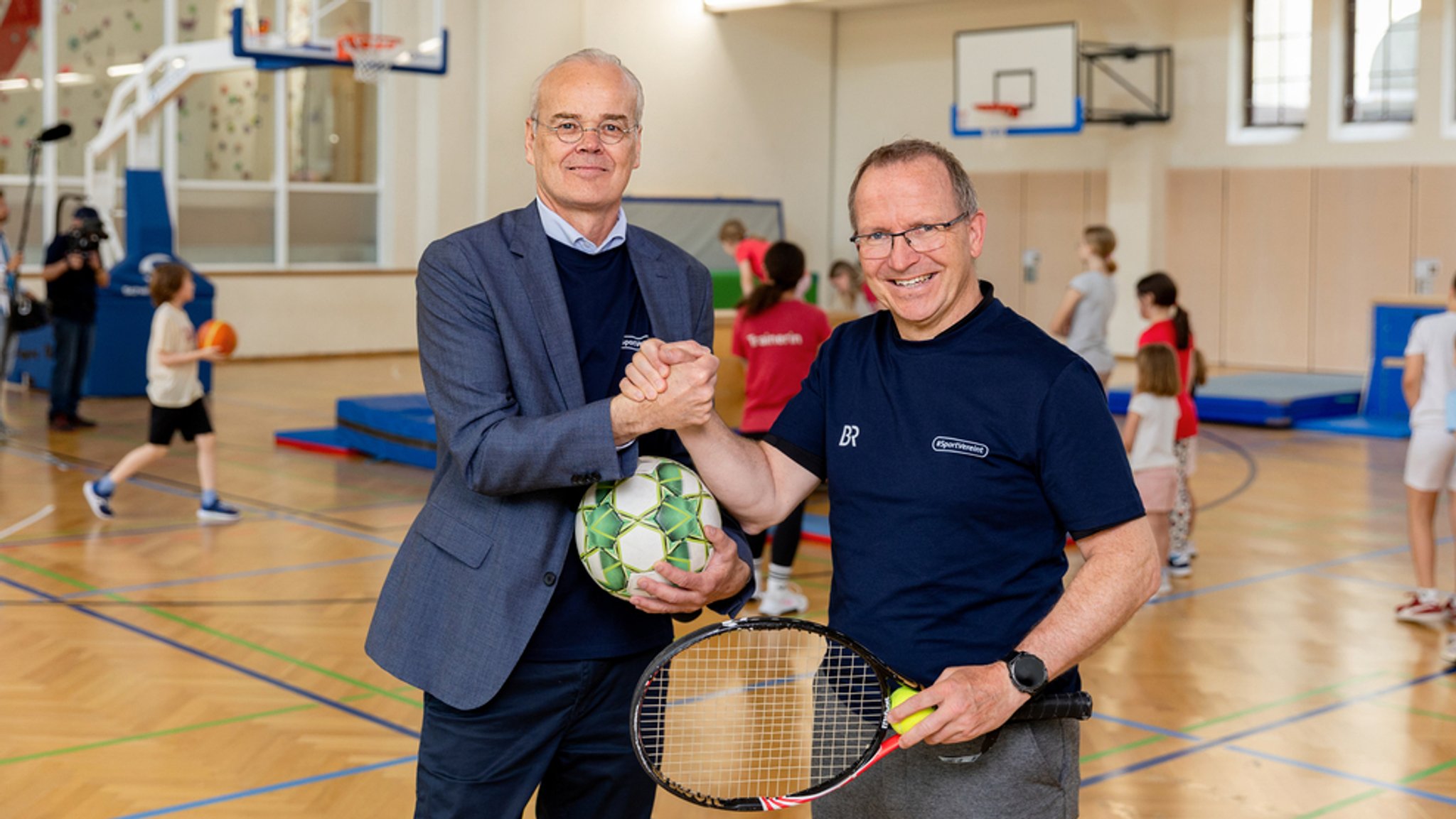 BR-Informationsdirektor Thomas Hinrichs (links) mit Jörg Ammon, Präsident des Bayerischen Landes-Sportverbandes