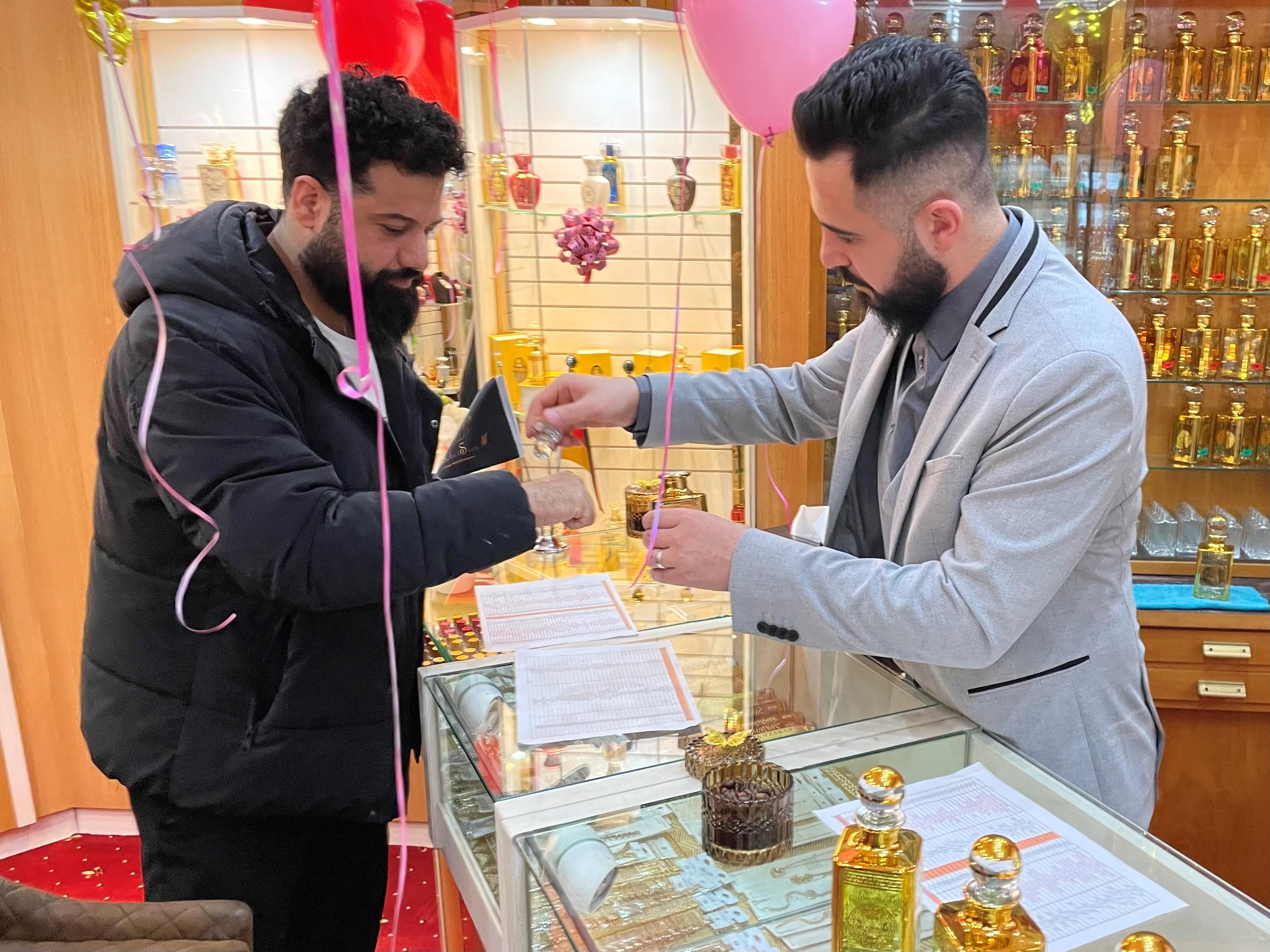 Bahaa Shaaban berät einen Kunden in seinem Laden in der Kulmbacher Innenstadt.