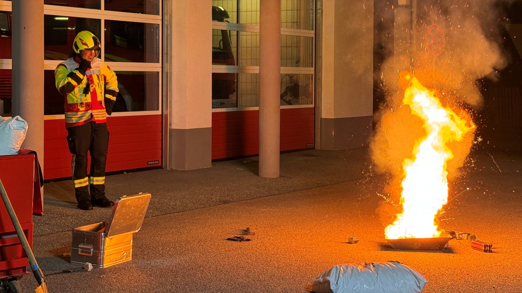 Brandinspektor Hannes Raithel testet mit seiner Feuerwehr in Postbauer-Heng wie sich Lithium-Akkus und -Batterien verhalten. 