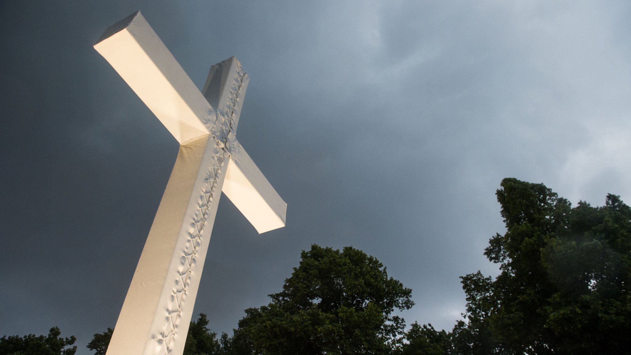 Kreuz vor dunklem Himmel (Symbolbild)