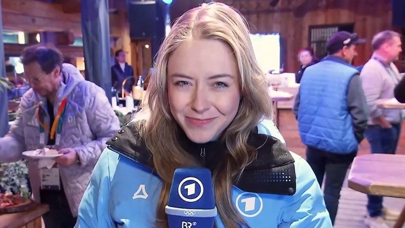 BR24Sport-Reporterin Carina Dilg live aus dem deutschen Haus | Bild: Bayerischer Rundfunk BR24Sport-Reporterin Carina Dilg live aus dem deutschen Haus