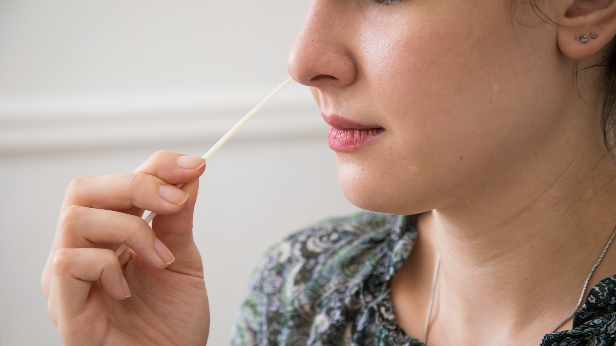 Habe ich eine Virusinfektion? Dies wollen viele derzeit wissen. Für bestimmte Viren gibt es sogenannte Mehrfachtests. Im Bild: Frau macht einen Nasenabstrich für einen Schnelltest.