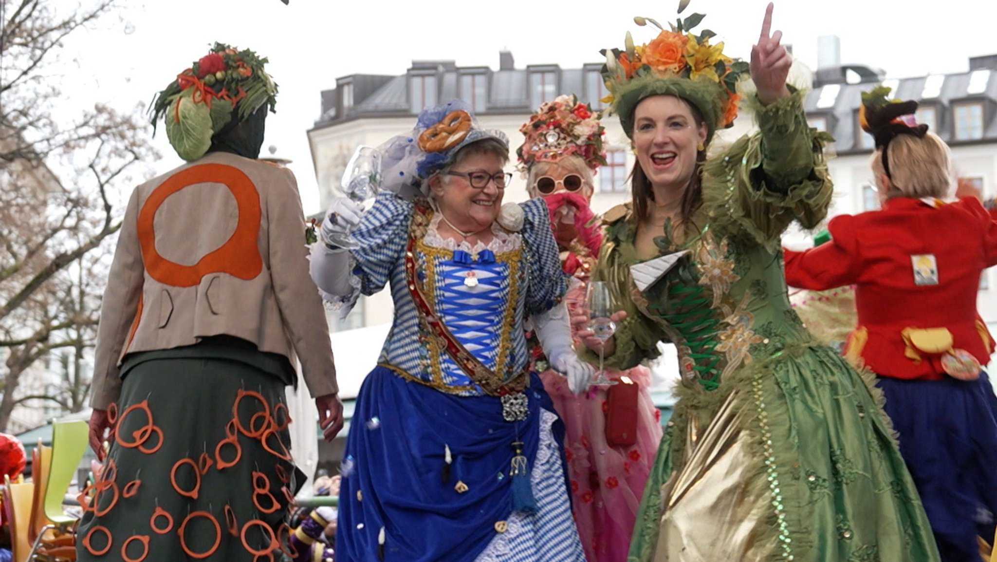 Der Tanz der Marktfrauen. Einige der Stars gingen heute zum letzten Mal auf den Tanzboden. | Bild: Bayerischer Rundfunk 2026 Der Tanz der Marktfrauen. Einige der Stars gingen heute zum letzten Mal auf den Tanzboden.