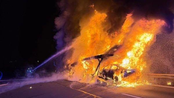 Einsatzkräfte der Feuerwehr löschen den Sattelzug, der auf der A8 Feuer gefangen hat.