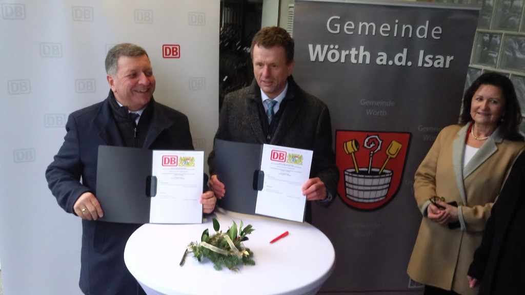 Bayerns Verkehrsminister Christian Bernreiter (li.) und der bayerische Bahnchef Klaus-Dieter Josel haben am Samstag den Vertrag  unterzeichnet. 