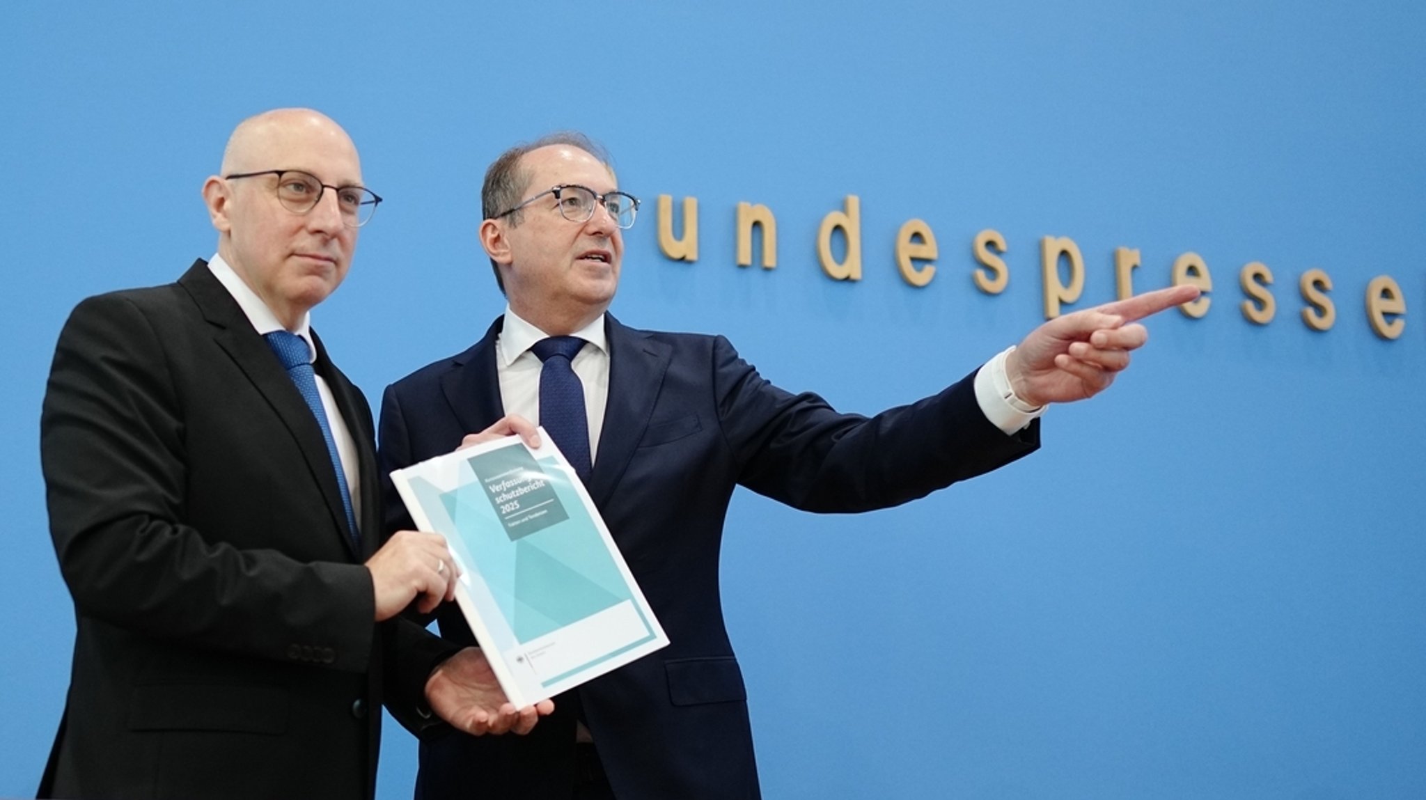 Alexander Dobrindt (CSU, r), Bundesinnenminister, und Sinan Selen, Präsident des Bundesamtes für Verfassungsschutz (BfV), stellen den Verfassungsschutzbericht 2025 vor. | Bild: dpa-Bildfunk/Kay Nietfeld Alexander Dobrindt (CSU, r), Bundesinnenminister, und Sinan Selen, Präsident des Bundesamtes für Verfassungsschutz (BfV), stellen den Verfassungsschutzbericht 2025 vor.
