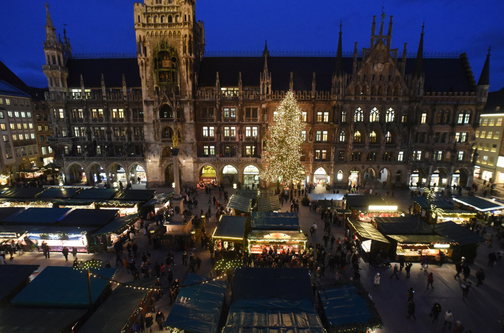 Archivbild (2017): Bayern, München: Menschen besuchen den Weihnachtsmarkt rund um den Marienplatz