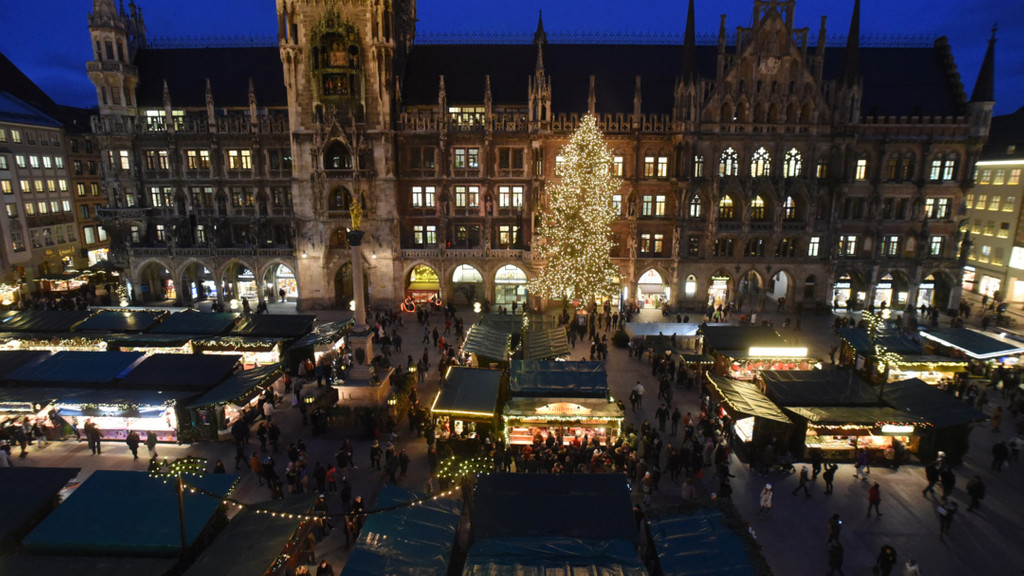 Archivbild (2017): Bayern, München: Menschen besuchen den Weihnachtsmarkt rund um den Marienplatz