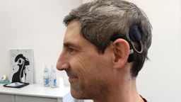 Mann trägt vernetzte Hörhilfe   | Bild:Christian Sachsinger