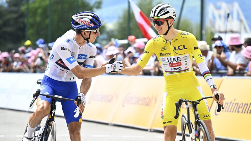 Zwei Granden unter sich: Der beste Jungprofi Florian Lipowitz (links) und der Gesamtführende Tadej Pogacar (rechts). | Bild: picture-alliance / dpa Zwei Granden unter sich: Der beste Jungprofi Florian Lipowitz (links) und der Gesamtführende Tadej Pogacar (rechts).