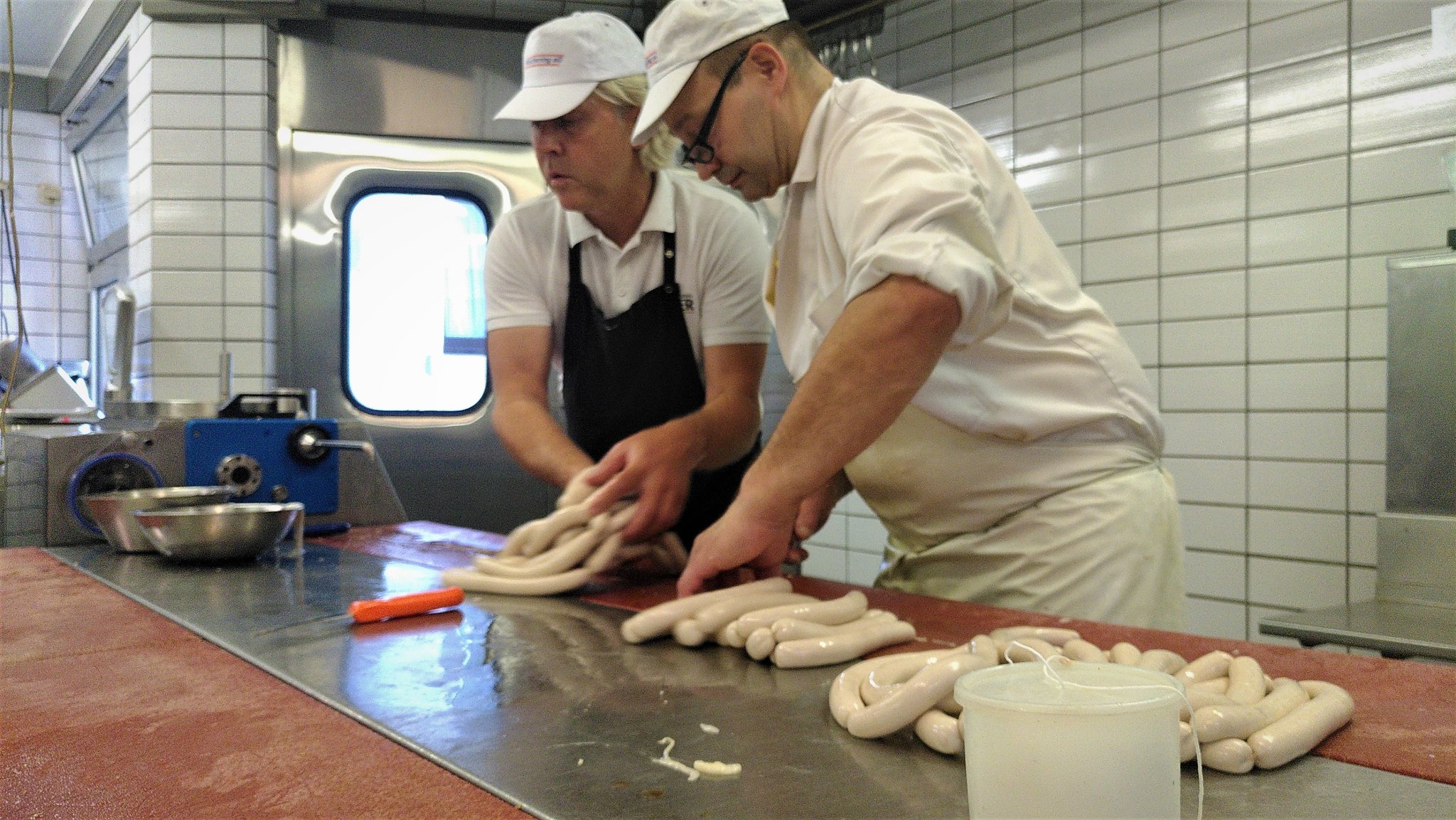 Bei den Schweinfurter Metzgermeistern Ralf Winter (links) und Rudolf Müller geht es bereits früh morgens um die Wurst. 