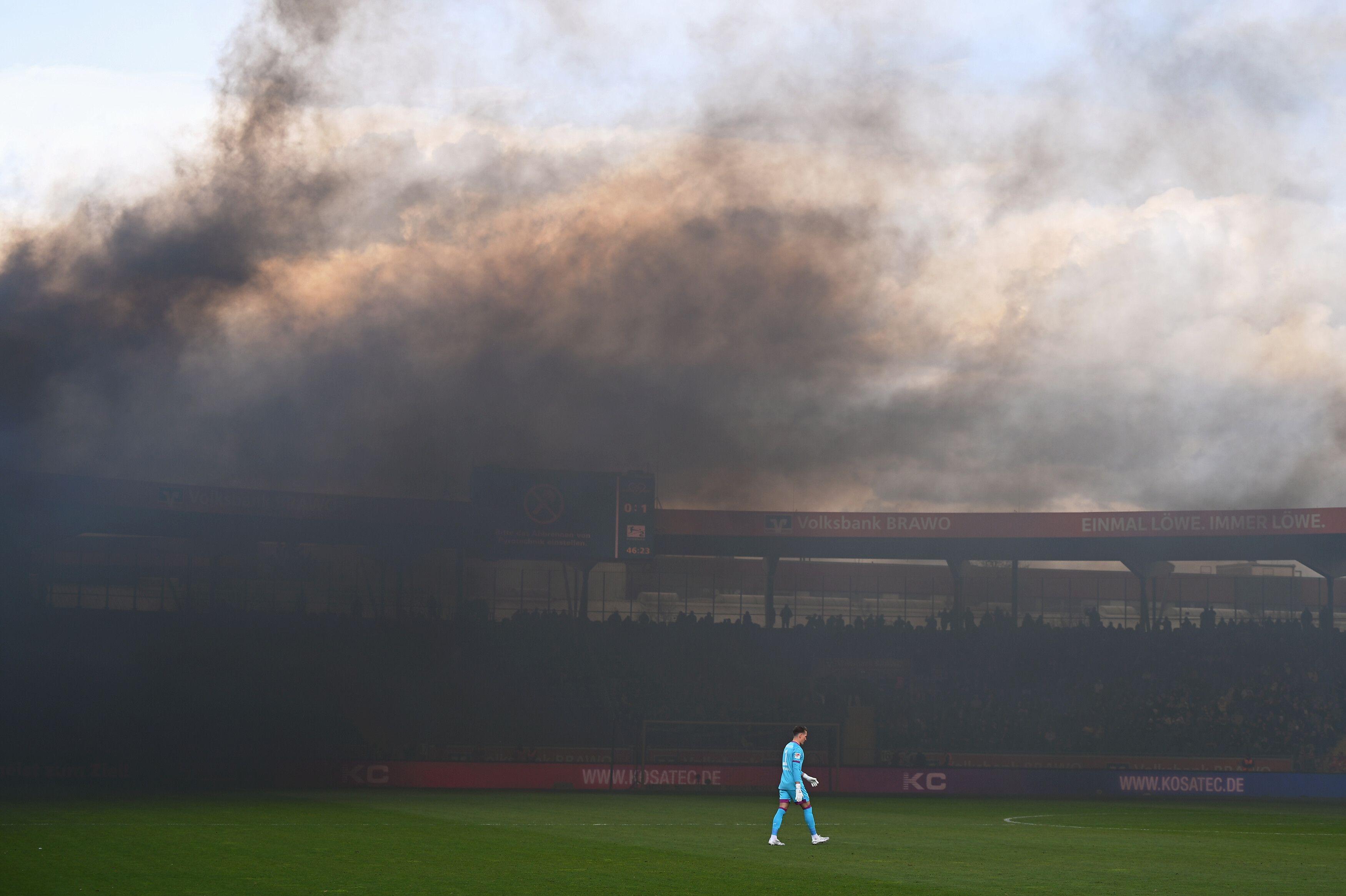 Rauchschwaden über dem Spielfeld | Bild:picture-alliance / dpa
