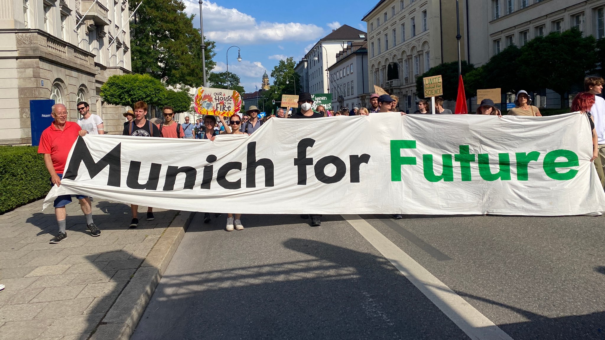 Hunderte Menschen beim Klimastreik am Freitag 