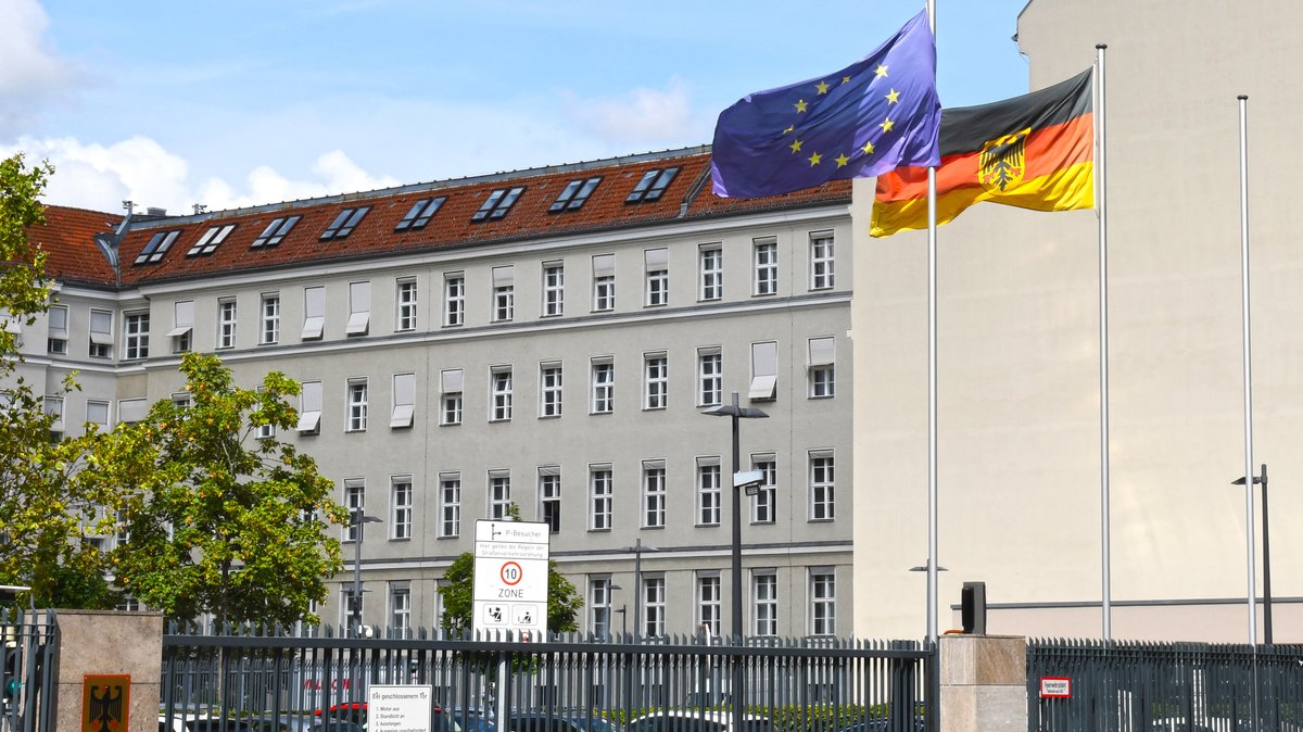 EU-Fahne und Bundesfahne sind aufgezogen am Verteidigungsministerium in Berlin.