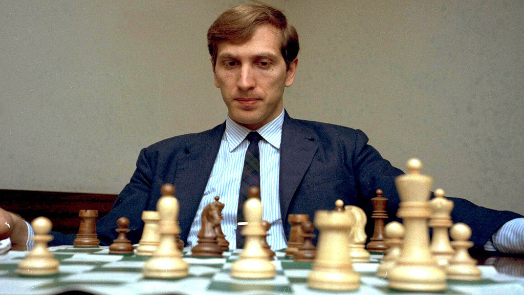 Bobby Fischer vor einem Schachbrett (1971)