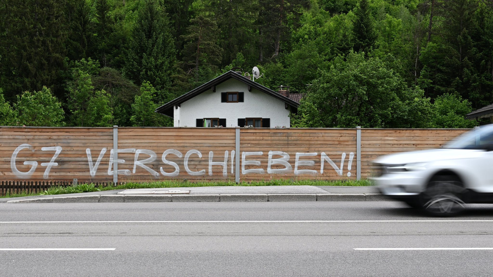 Garmisch-Partenkirchen: "G7 verschieben" steht auf einen Gartenzaun gesprüht.