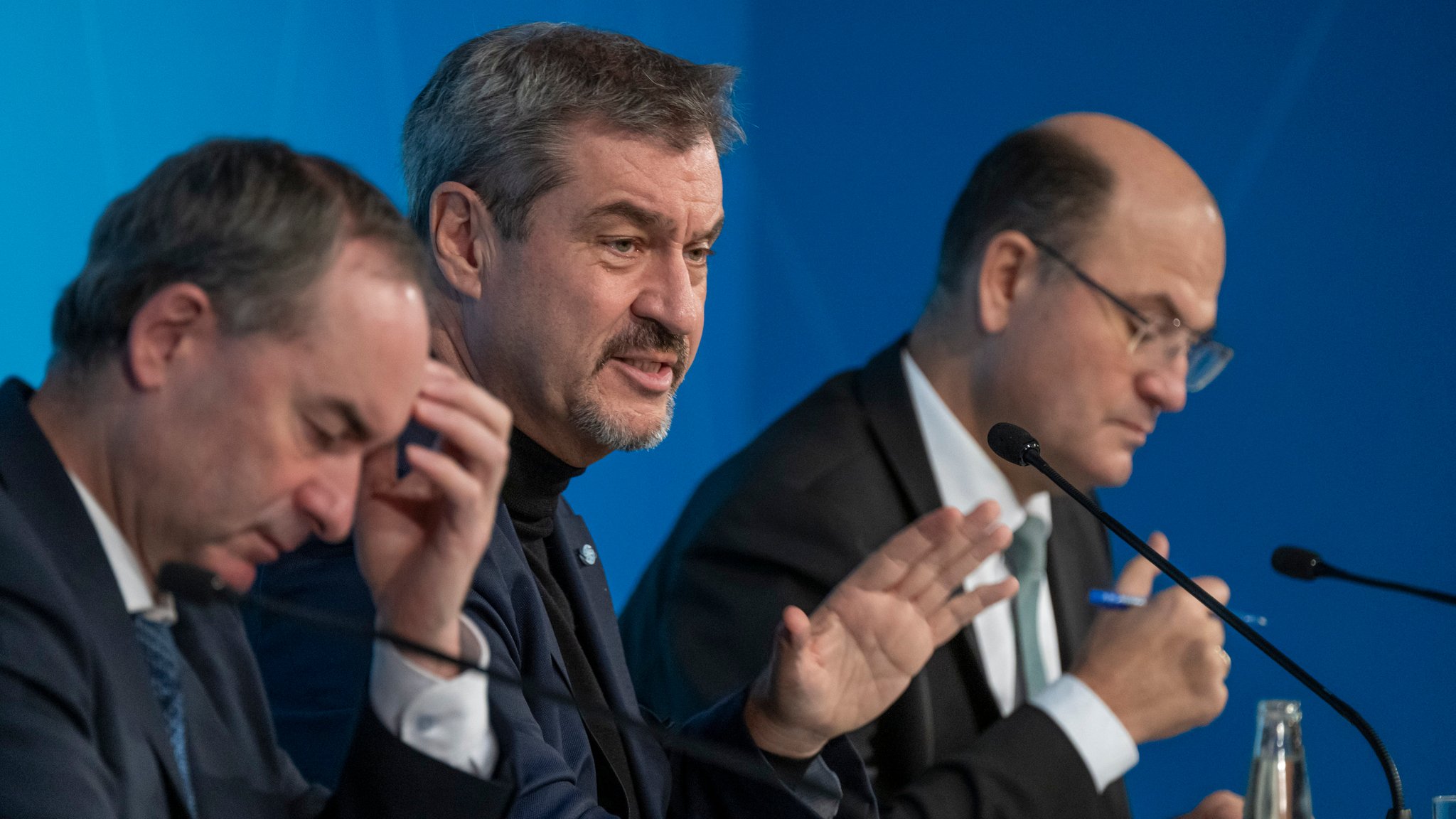 Markus Söder, (CSU) Ministerpräsident von Bayern, spricht neben Hubert Aiwanger, (l, Freie Wähler) Stellvertretender Ministerpräsident und bayerischer Wirtschaftsminister, und Albert Füracker, (r, CSU) Staatsminister für Finanzen und Heimat, auf der Pressekonferenz zur Haushaltsklausur des bayerischen Kabinetts.