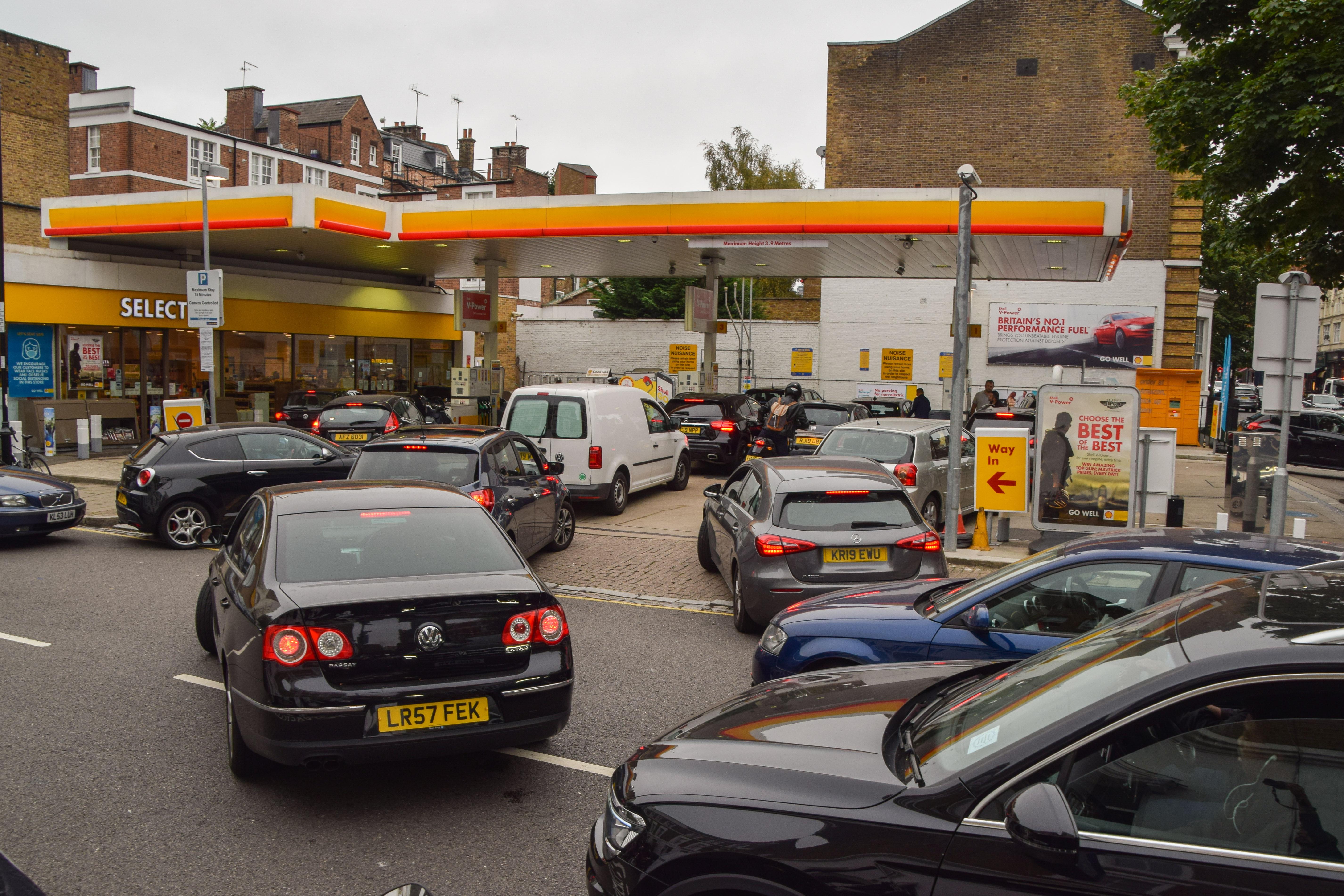 Stau vor einer Tankstelle in Islington | Bild:picture alliance / ZUMAPRESS.com | Vuk Valcic