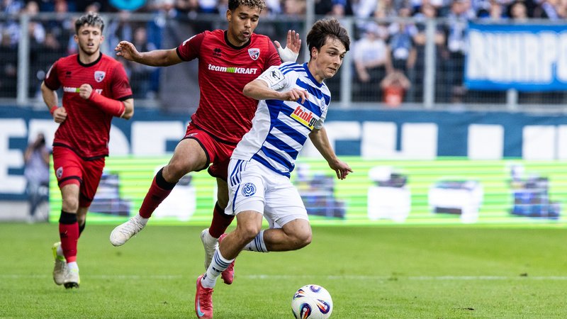 Simon Symalla (MSV Duisburg, 23), Yann Sturm (FC Ingolstadt, 7) | Bild: picture alliance / BEAUTIFUL SPORTS | BEAUTIFUL SPORTS/Buriakov Simon Symalla (MSV Duisburg, 23), Yann Sturm (FC Ingolstadt, 7)