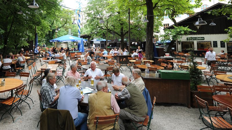 Nachweislich der älteste unter Denkmalschutz stehende Biergarten in Bayern, in dem heute noch ausgeschenkt wird: der Augustinerkeller in München. | Bild: picture alliance / SZ Photo | Stephan Rumpf Nachweislich der älteste unter Denkmalschutz stehende Biergarten in Bayern, in dem heute noch ausgeschenkt wird: der Augustinerkeller in München.