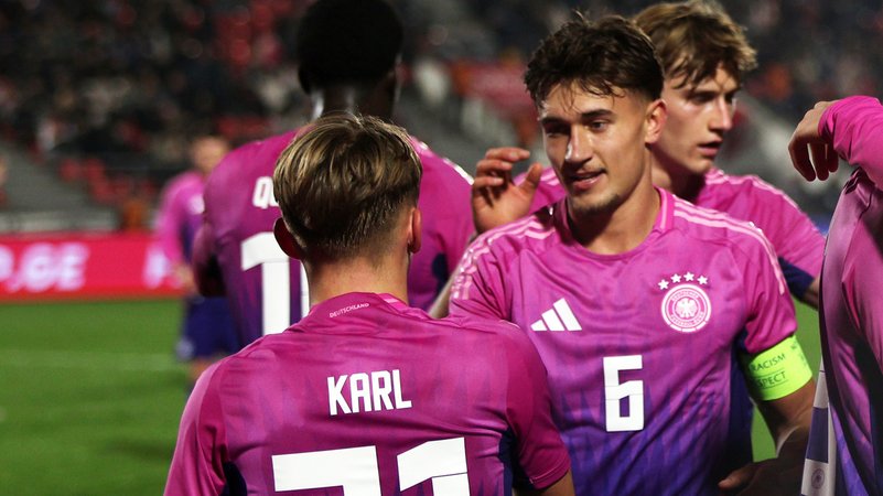 Lennart Karl (l, Deutschland) feiert mit Tom Bischof (Deutschland) seinen Treffer zum 0:1. | Bild: picture alliance/dpa | Artur Stabulnieks Lennart Karl (l, Deutschland) feiert mit Tom Bischof (Deutschland) seinen Treffer zum 0:1.