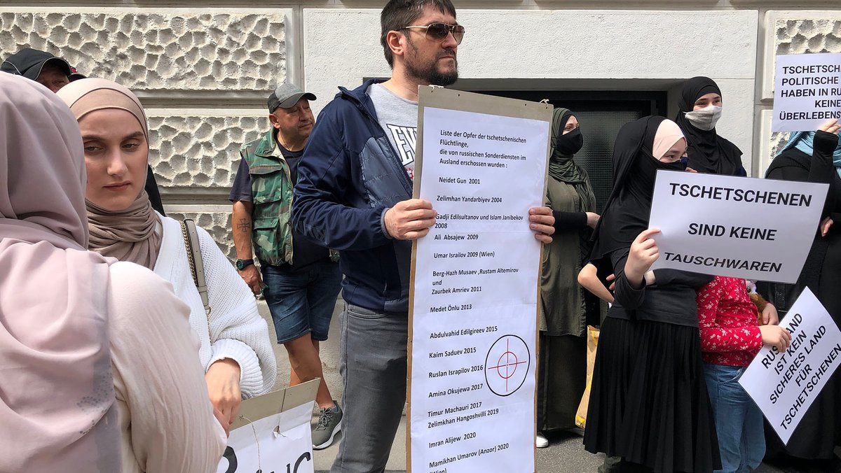 Ein Demonstrant trägt die Namen und Todesjahre jener Tschetschenen mit, die seit 2001 in Europa ermordet wurden.