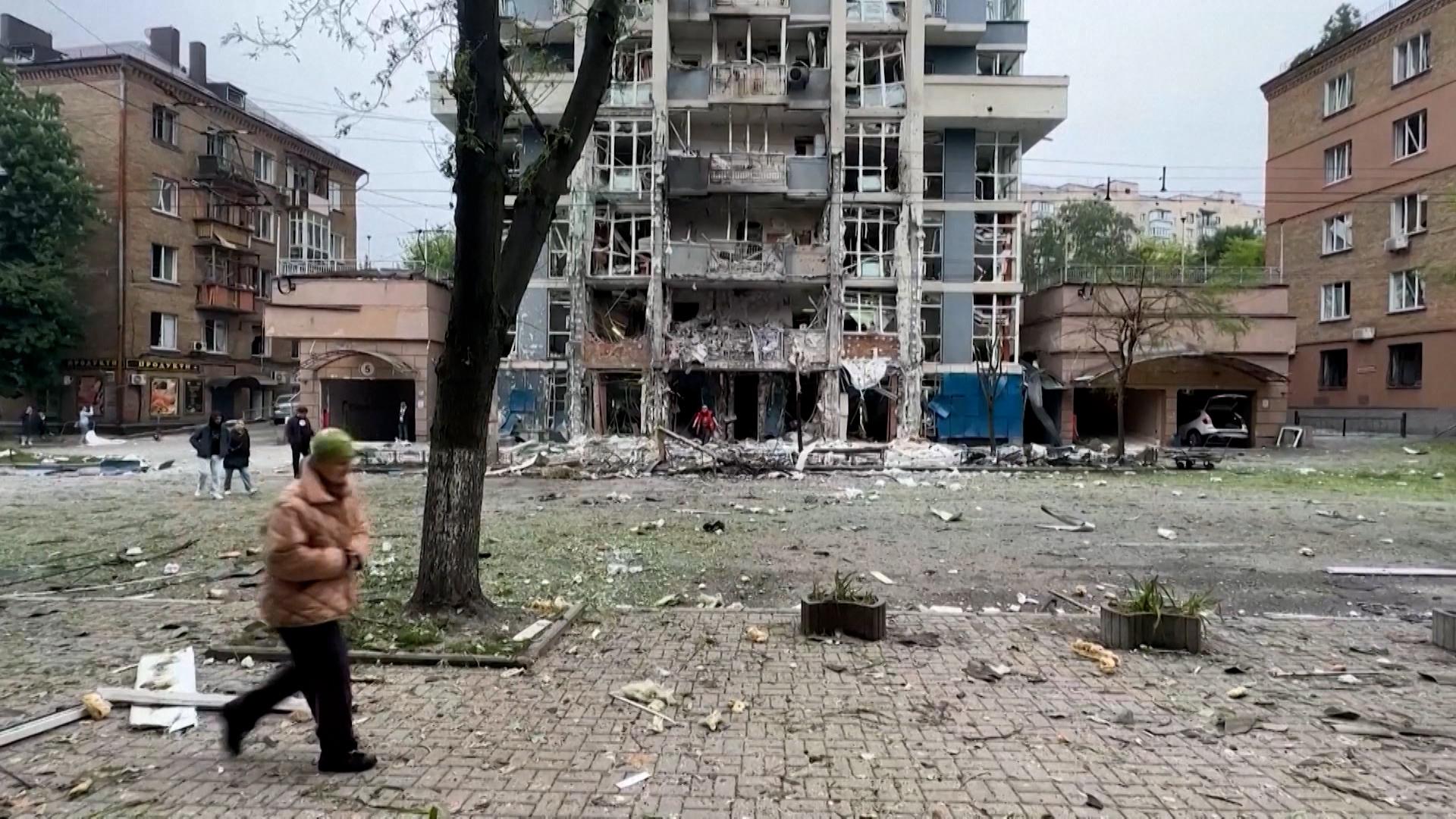 Die Ukraine hat heute Nacht wieder Großangriffe erlebt. Hunderte Drohnen und Raketen wurden abgefangen.