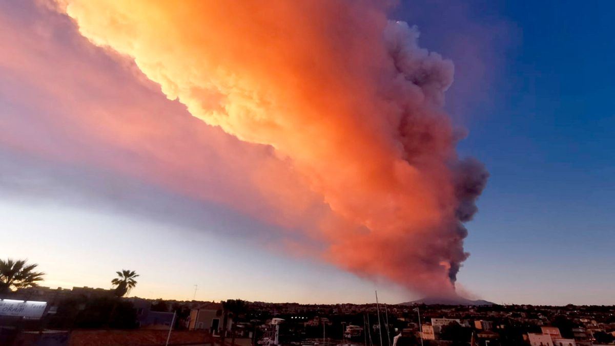 Naturschauspiel Auf Sizilien Atna Spuckt Feuer Und Asche Br24