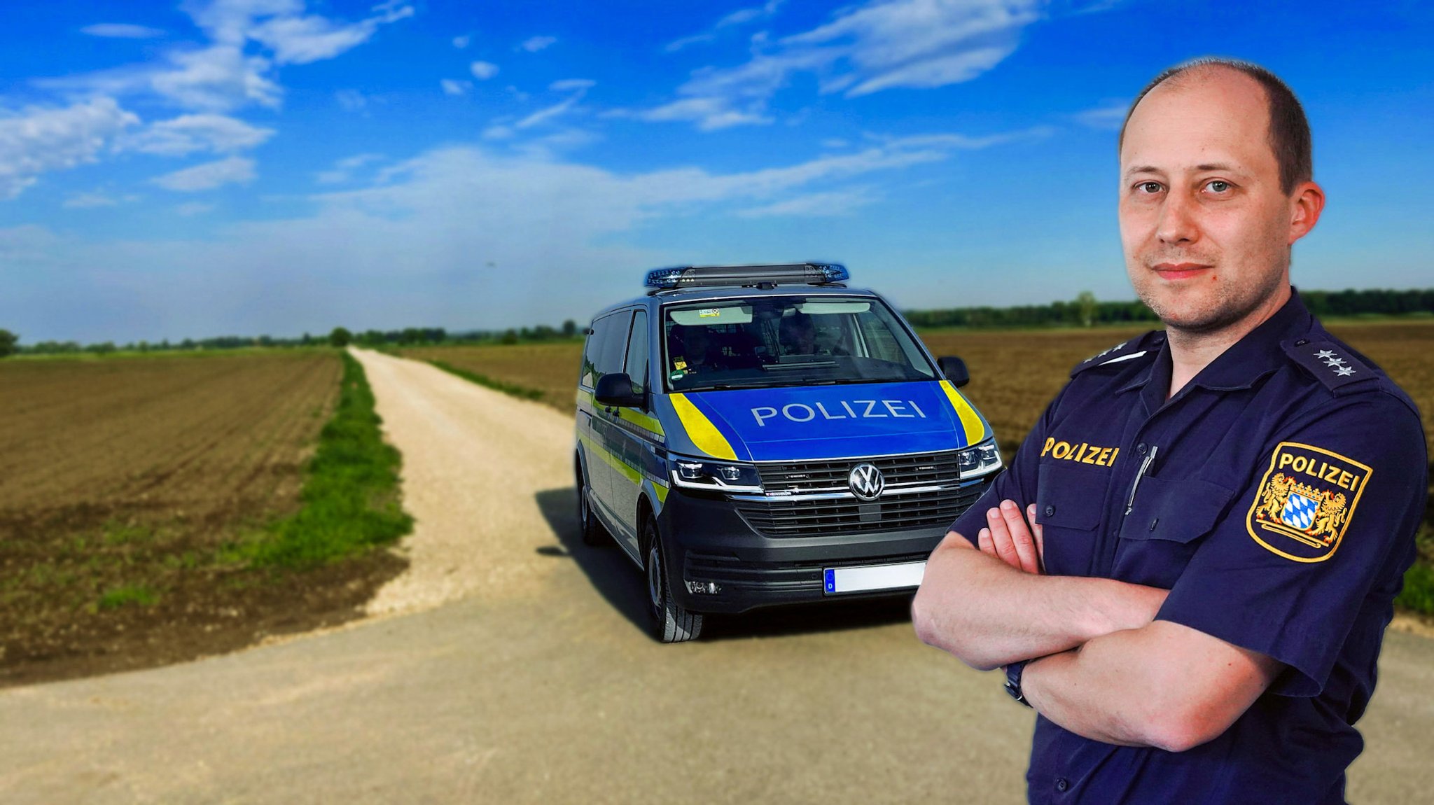 Bernd Seiler von der Polizei in Wertingen vor seinem Einsatzauto