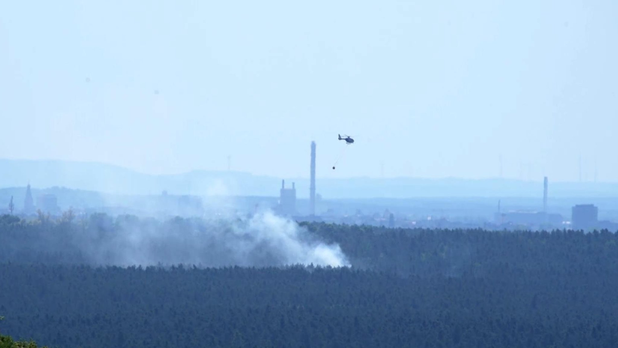 Ein Löschhubschrauber überfliegt den Tennenloher Forst bei Erlangen. | Bild: BR Ein Löschhubschrauber überfliegt den Tennenloher Forst bei Erlangen.