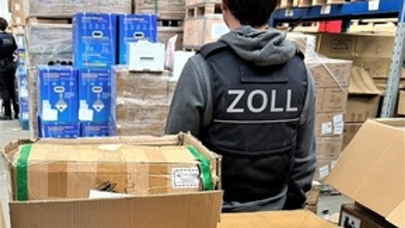 Zoll beschlagnahmt 250.000 geschmuggelte E-Zigaretten | BR24